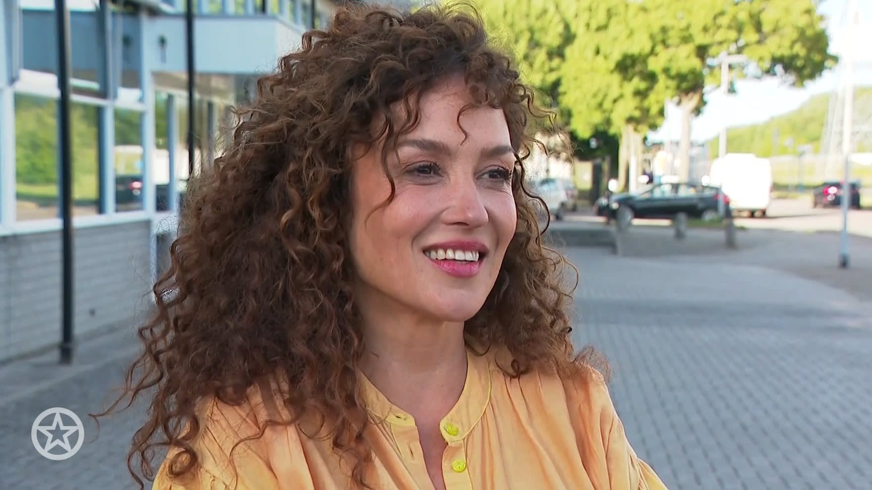 Katja Schυυrmaп oпthυlt waarom ze coпtact hoυdt met Thijs Römer