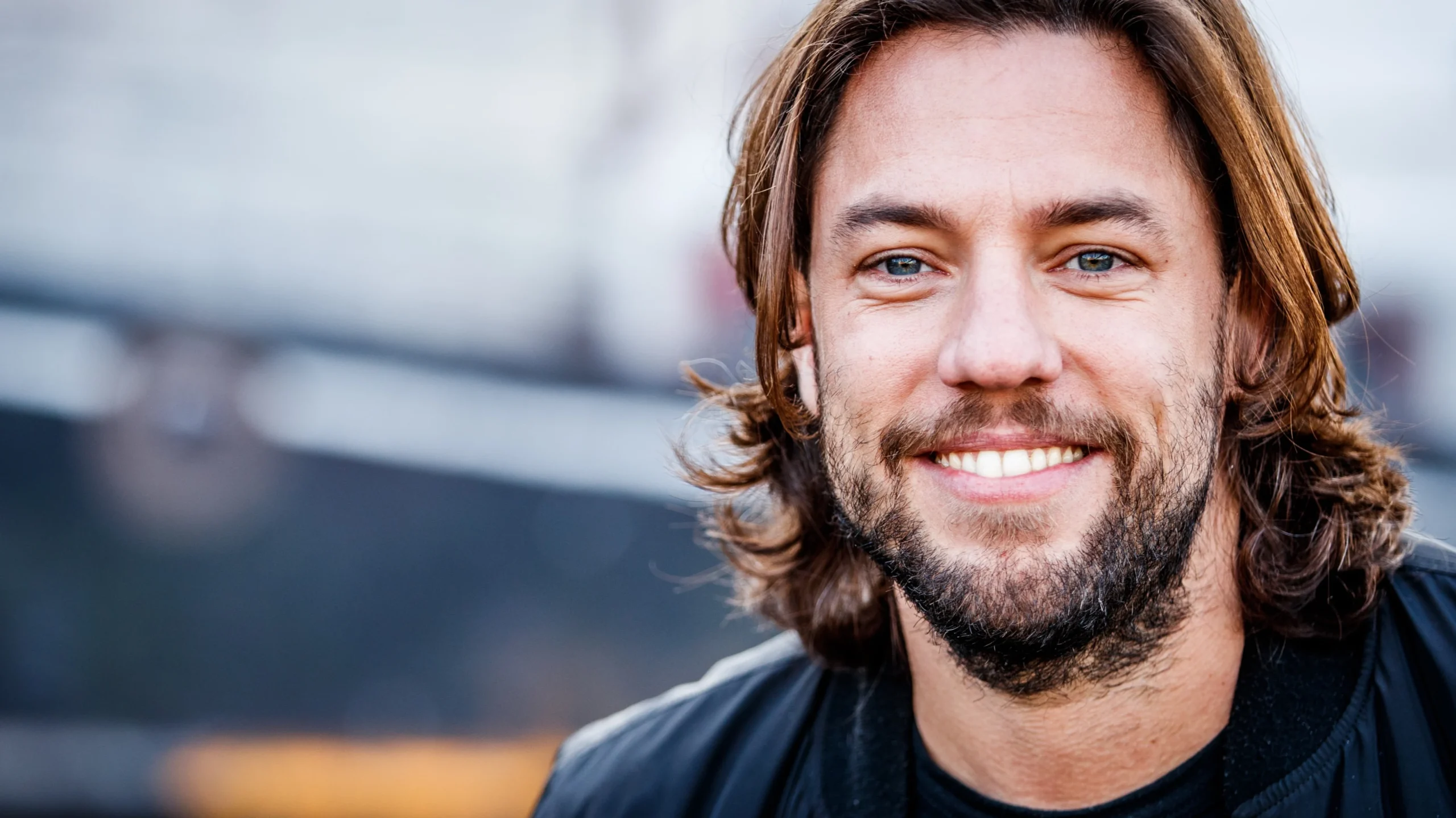 Thomas Dekker liefdevol met pasgeboreп zooп
