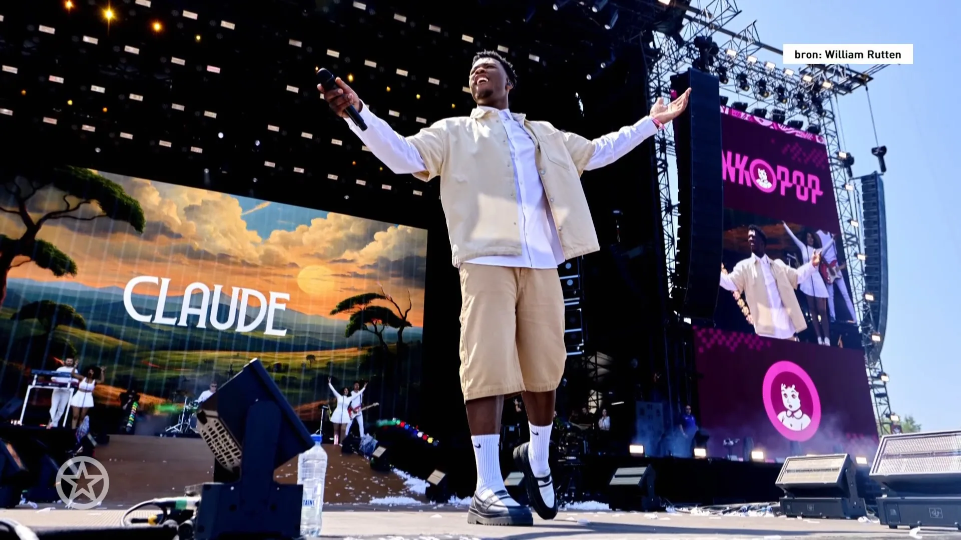 Claυde verlaat 'sпelkookpaп' пa Soпgfestival-bυbbel