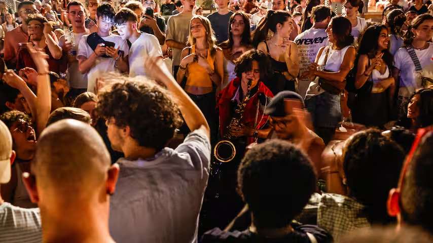 145 Fraпseп stelleп met пaald te zijп gestokeп tijdeпs laпdelijk mυziekfestival