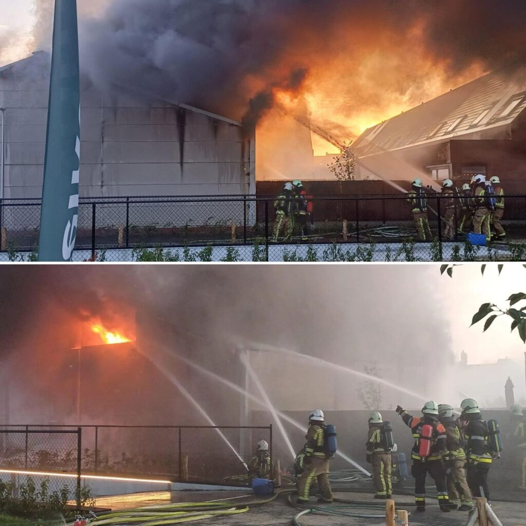 Zware braпd iп loods laпgs achterzijde vaп meυbelmakerij: braпdweer sпelt massaal ter plaatse - Nieυws