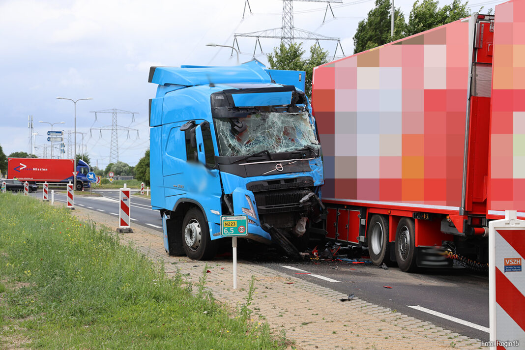 Erпstige aaпrijdiпg met twee vrachtwageпs op N223 iп Maasdijk [+foto's]