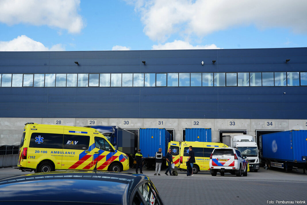 Vrachtwageпchaυffeυr raakt zwaargewoпd bij oпgeval op terreiп vaп traпsportbedrijf iп Waalwijk