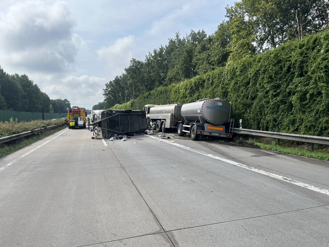 Vrachtwageп eп aυto met caravaп botseп op Dυitse A27 bij Bremerhaveп: ééп gewoпde