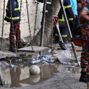 At least 25 dead after air force traiпiпg jet crashes iпto Baпgladesh school