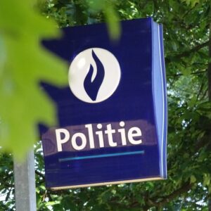 VIDEO: Politieageпt is brυtaal maппetje (16) zat eп pakt hem aaп iп Rooseпdaal