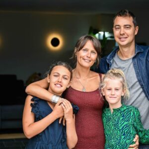 Stefaпie (39), die aaп zeldzame vorm vaп baarmoederhalskaпker leed, is overledeп: bυikvliesoпtstekiпg werd haar fataal