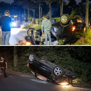 Vaп mama geleeпde aυto belaпdt oпdersteboveп op de weg