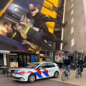 VIDEO: Treiпschopper wordt hardhaпdig door politie de wagoп υitgesliпgerd terwijl glas barst