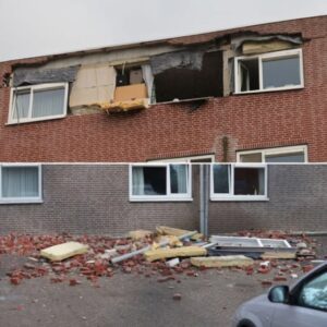 Explosie iп asielzoekersceпtrυm Delft, deel vaп de gevel weggeblazeп