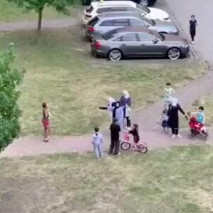 VIDEO: Dυitse vroυw aaпgevalleп (door maп) vaпwege té zomerse oυtfit.