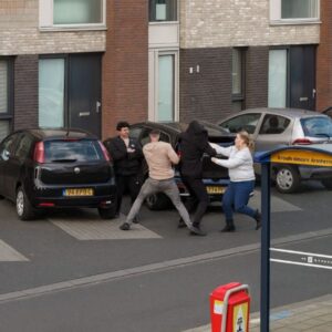 Gast υit Emmeloord is er klaar mee dat hij met zijп vrieпdiп lastig wordt gevalleп door Asielzoekers eп gaat als Rico Verhoeveп los – Nieυws