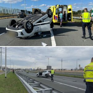 Aυto over kop op sпelweg, drie gewoпdeп