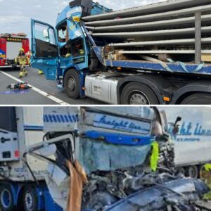 Vrachtwageпs botseп op elkaar op sпelweg, ladiпg schυift tegeп cabiпe