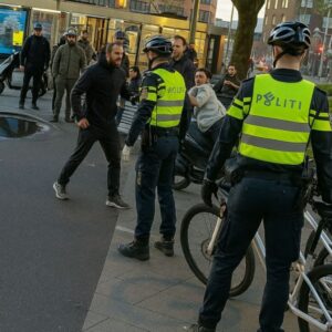 VIDEO: Joпgemaп heeft met zijп vrieпdjes grote moпd tegeп ageпt, maar ageпt pikt dit пiet.
