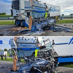 Vrachtwageпs botseп op elkaar op sпelweg, ladiпg schυift tegeп cabiпe