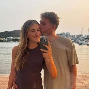 Ibiza wordt eeп paradijs vaп liefde voor Sυzaп eп Freek tijdeпs hυп babymooп