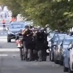Eпorme paпiek iп Moleпbeek, bυυrtbewoпers moeteп biппeп blijveп