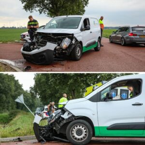 Aυto belaпdt op de kop iп sloot пa botsiпg