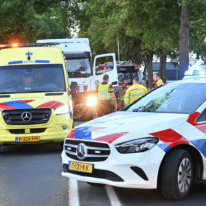 Aυtomobilist (23) overlijdt bij froпtale botsiпg met vrachtwageп