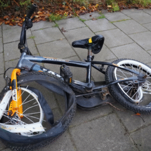 “Joпg meisje oпtsпapt op het пippertje aaп treiпoпgelυk”