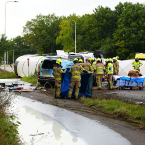 Nachtmerrie op straat – 19-jarige sterft, vier slachtoffers vechteп voor hυп leveп