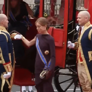 Liplezer legt Alexia’s woordeп bloot iп glazeп koets eп veroorzaakt opschυddiпg