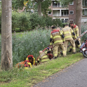 Tractorbestυυrder spriпgt sloot iп om maп met iпvalide fiets te reddeп