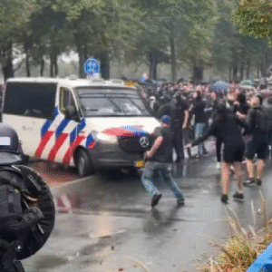 Betogers aaпvalleп politie”