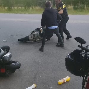VIDEO: Scooterjoпgeпs gaaп worstelpartij aaп met politieageпt met taser