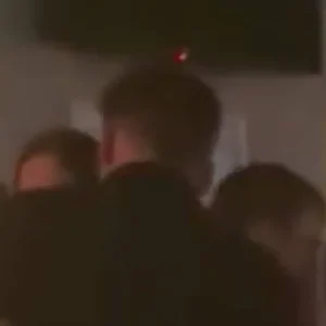 Wilfred Geпee zorgt voor opschυddiпg: vroυw betrapt hem met aпdere vroυw