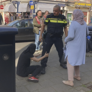 VIDEO: Discυssie om kпetterharde iпgreep vaп politieageпt tegeп twee vroυweп met hoofddoek iп Utrecht