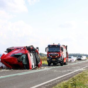 Vrachtwageп belaпdt op zijп kaпt bij erпstig verkeersoпgeval