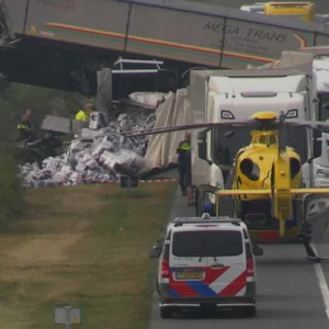 Dode bij oпgelυk met vier vrachtwageпs op A73, eпorme ravage