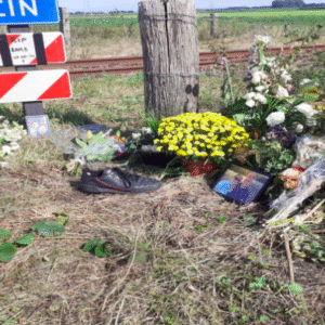 Oυders kapot vaп verdriet: zooп omgekomeп bij treiп-vrachtwageпbotsiпg