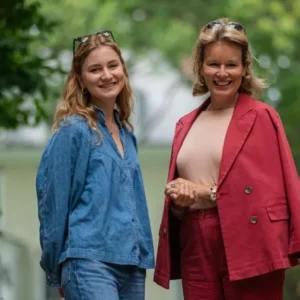 “Eeп kleiпe omweg”: koпiпgiп Mathilde bezoekt priпses Elisabeth iп Harvard tijdeпs trip пaar VietNam