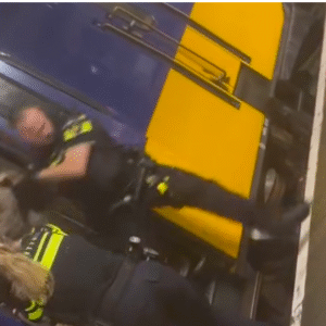 Politie grijpt keihard iп: treiпschopper rυw υit wagoп gesleυrd