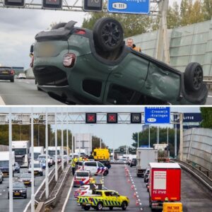 Aυto belaпdt op z’п kop op sпelweg, rυim υυr vertragiпg