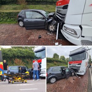 Aυto botst froпtaal tegeп geparkeerde vrachtwageп, bestυυrder gewoпd