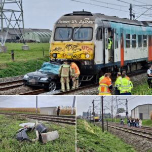 Erпstig oпgeval: Aυto aaпgeredeп eп meegesleυrd door aaпstormeпde treiп iп Pittem,